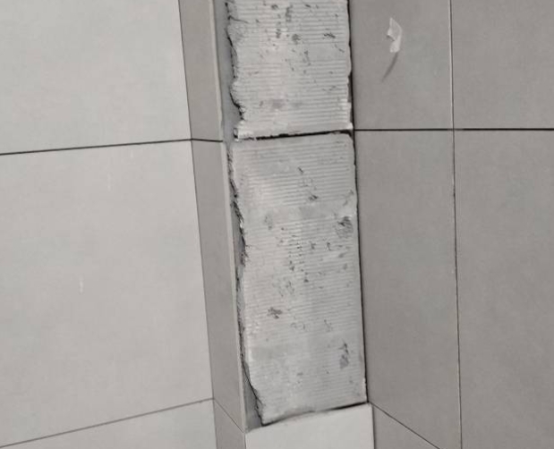 常德市瓷砖空鼓维修公司分享下瓷砖施工前基层浇水润湿程度不足，可能导致以下问题